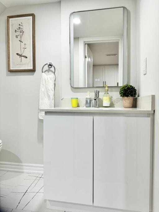 Renovated - Private Entrance & Kitchen - 1 Bedroom * Toronto