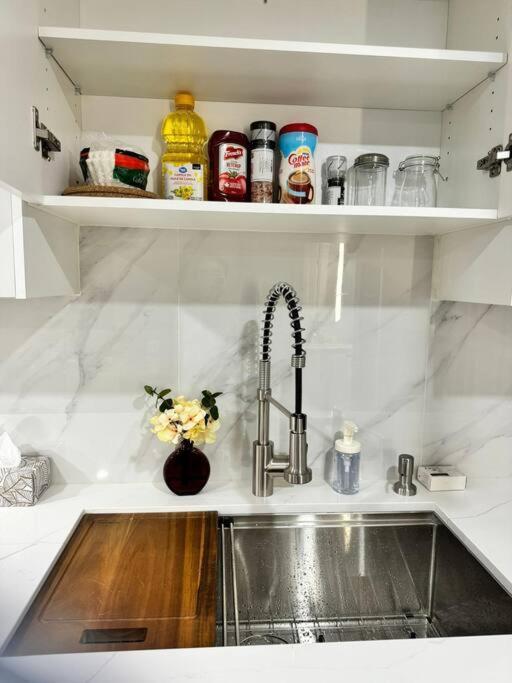 Apartment Renovated - Private Entrance & Kitchen - 1 Bedroom *