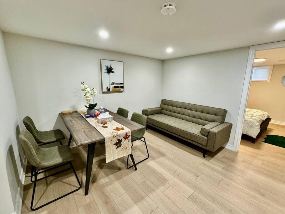 Renovated - Private Entrance & Kitchen - 1 Bedroom Apartment Toronto