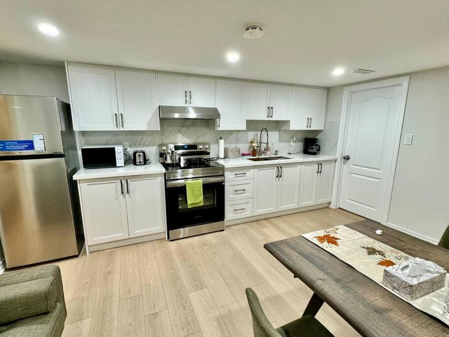 Renovated - Private Entrance & Kitchen - 1 Bedroom *