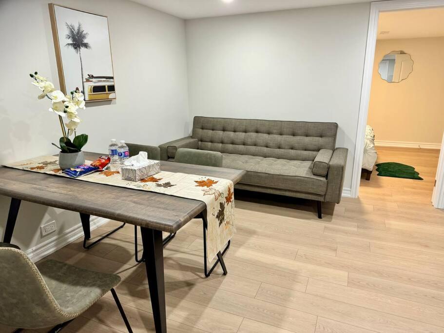Renovated - Private Entrance & Kitchen - 1 Bedroom Toronto