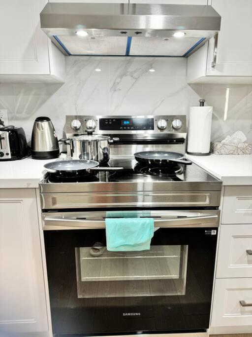 Renovated - Private Entrance & Kitchen - 1 Bedroom