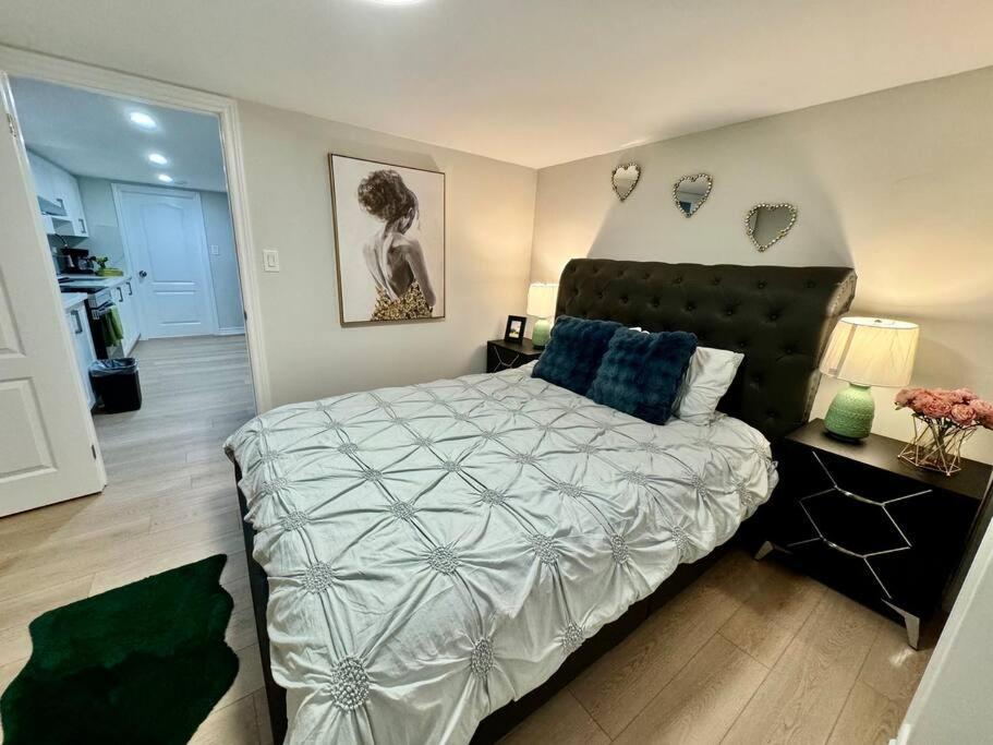 Renovated - Private Entrance & Kitchen - 1 Bedroom *