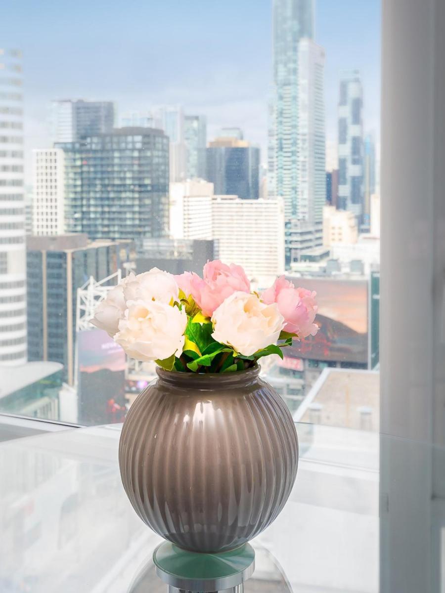 By Yonge Dundas Square Commuters Paradise Apartment *