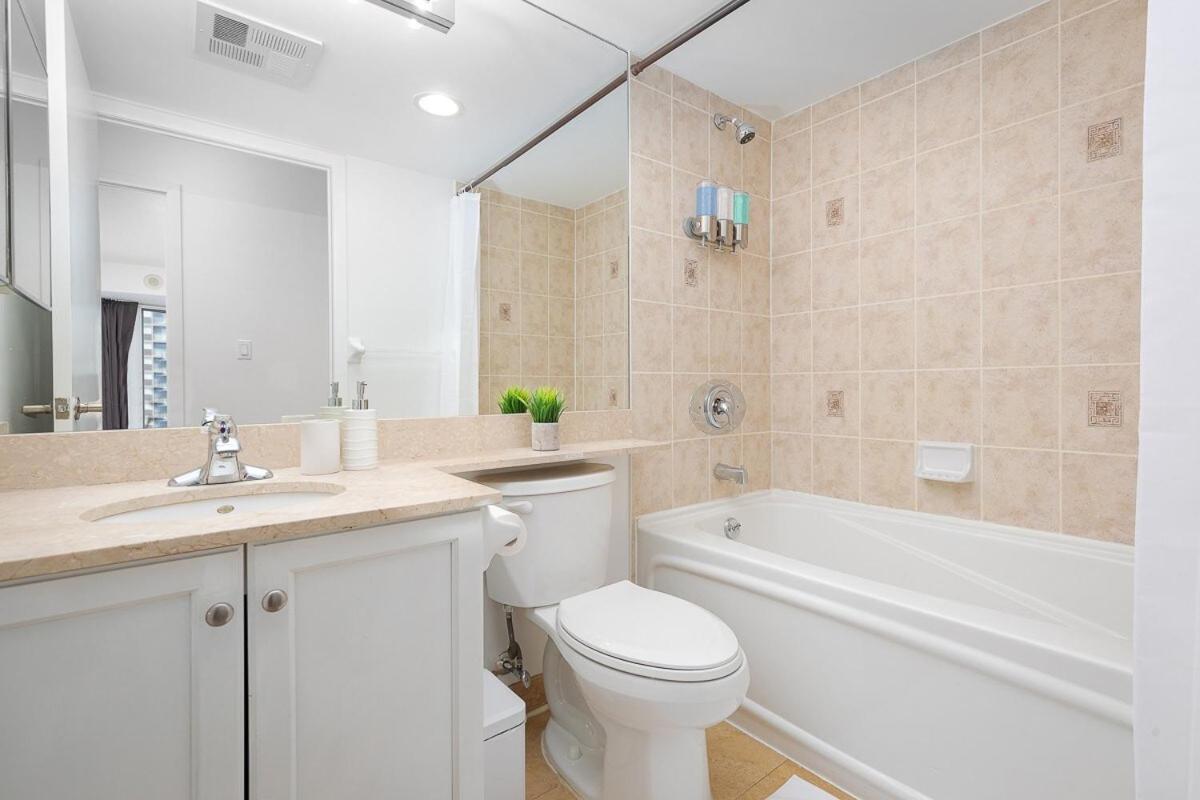 By Yonge Dundas Square Commuters Paradise Apartment *