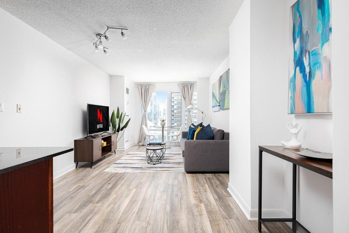 By Yonge Dundas Square Commuters Paradise Apartment