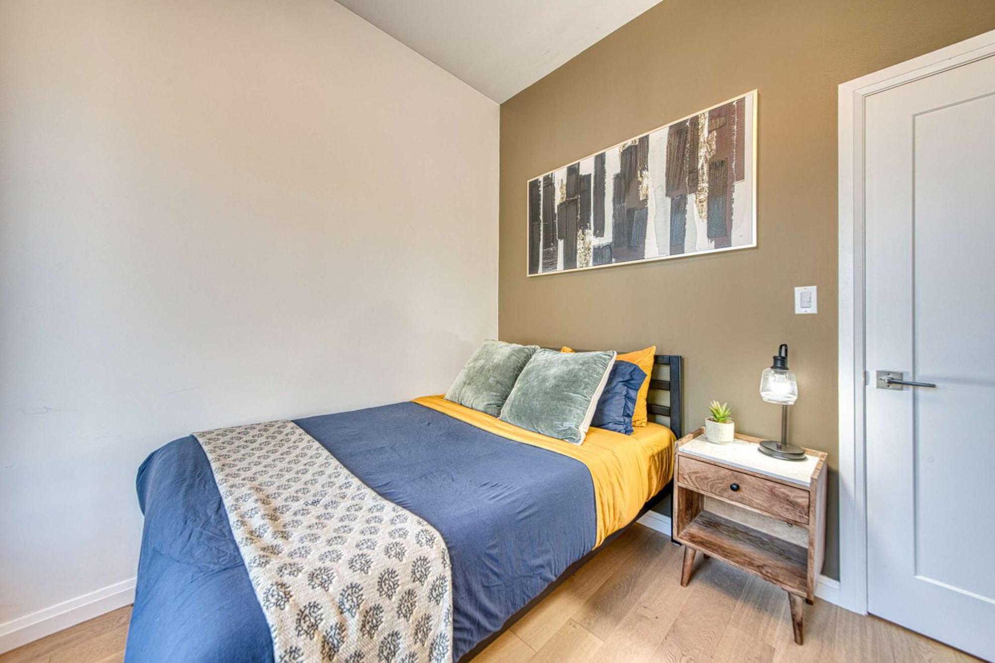 Spacious 2br Near Uoft And College Toronto