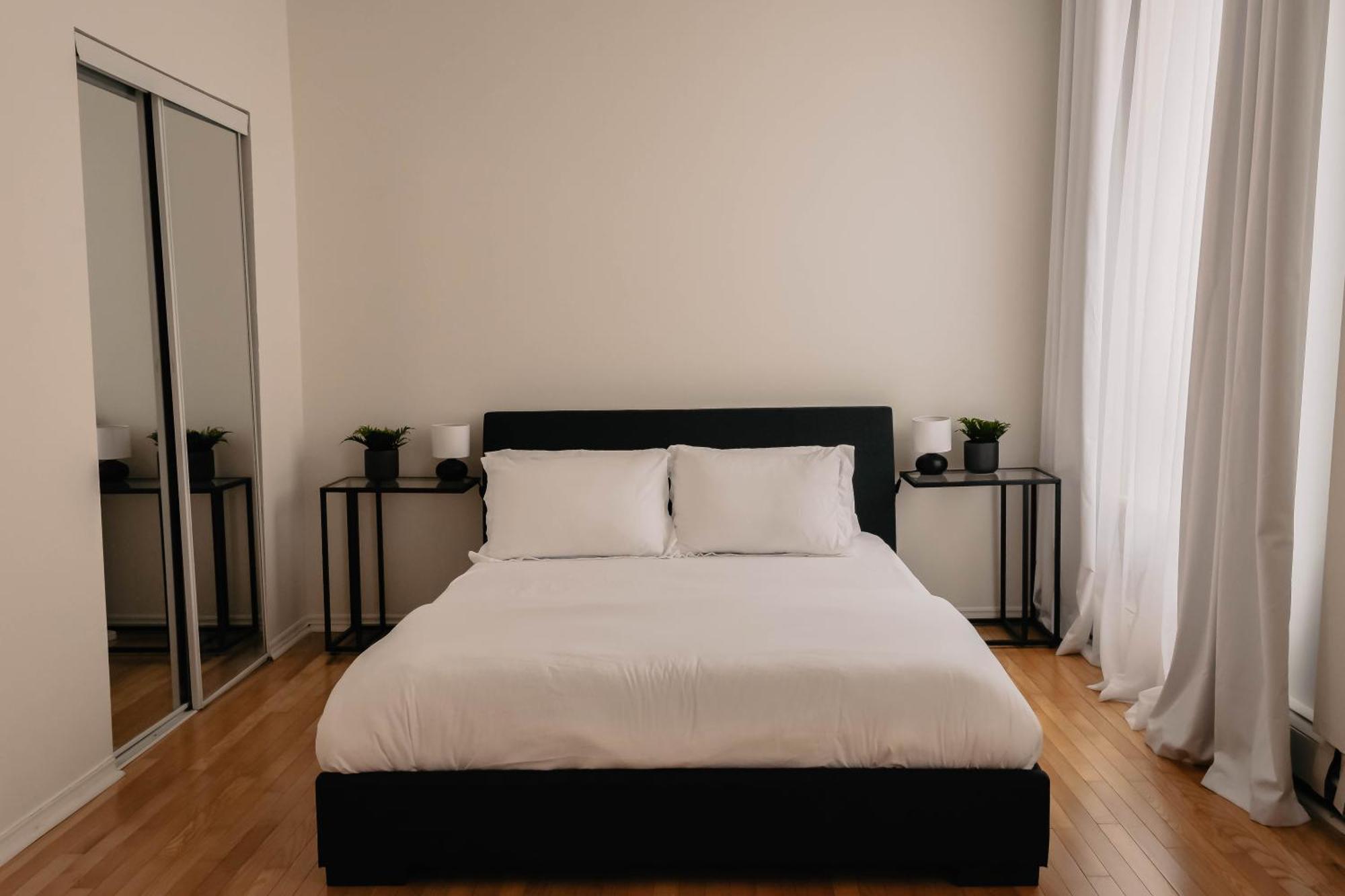 Lum The Queen Hotel Toronto
