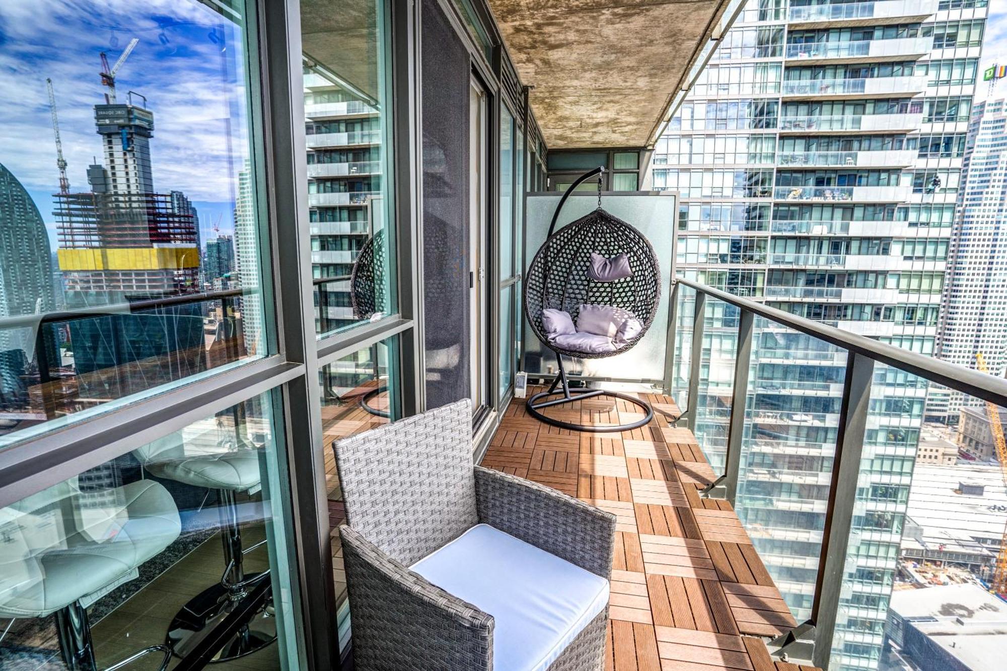 Luxury Living Downtown Apartment *