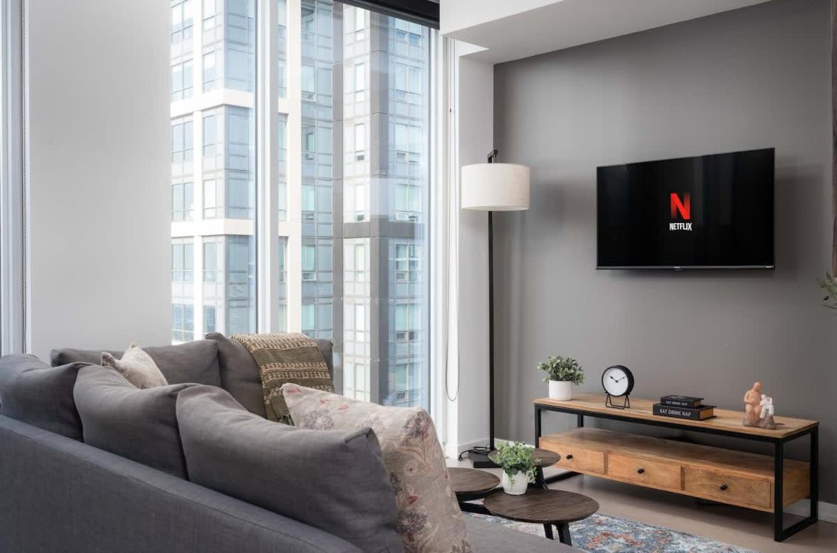 Sunset Views In Chic By Cn Tower Apartment