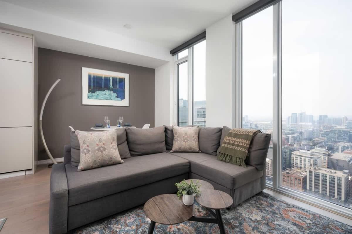 Sunset Views In Chic By Cn Tower *