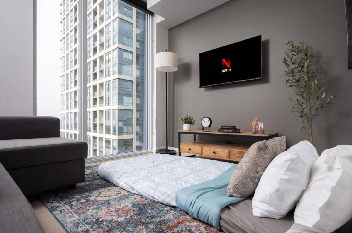 Sunset Views In Chic By Cn Tower Toronto
