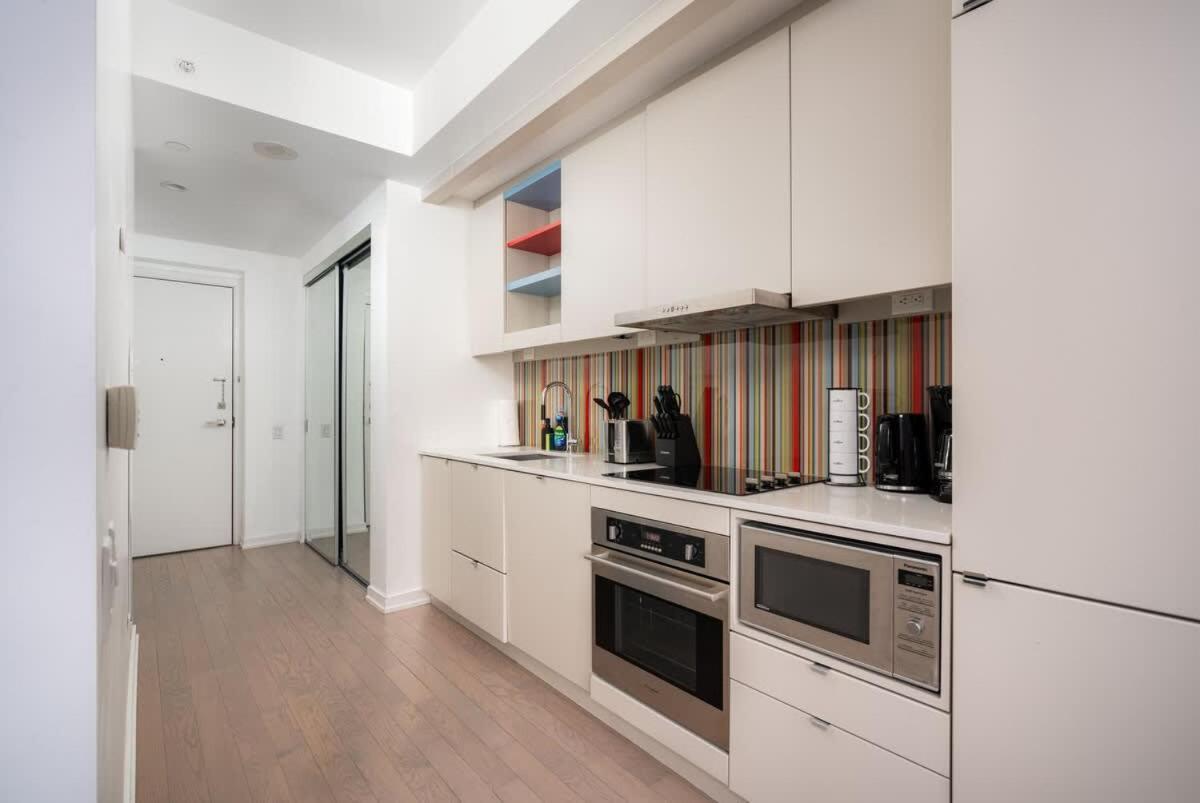 Sunset Views In Chic By Cn Tower Apartment Toronto
