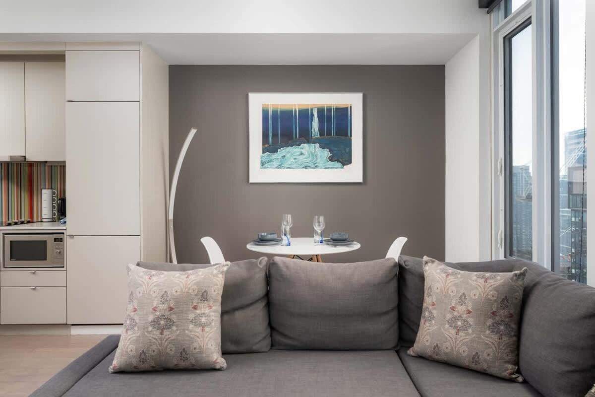 Apartment Sunset Views In Chic By Cn Tower