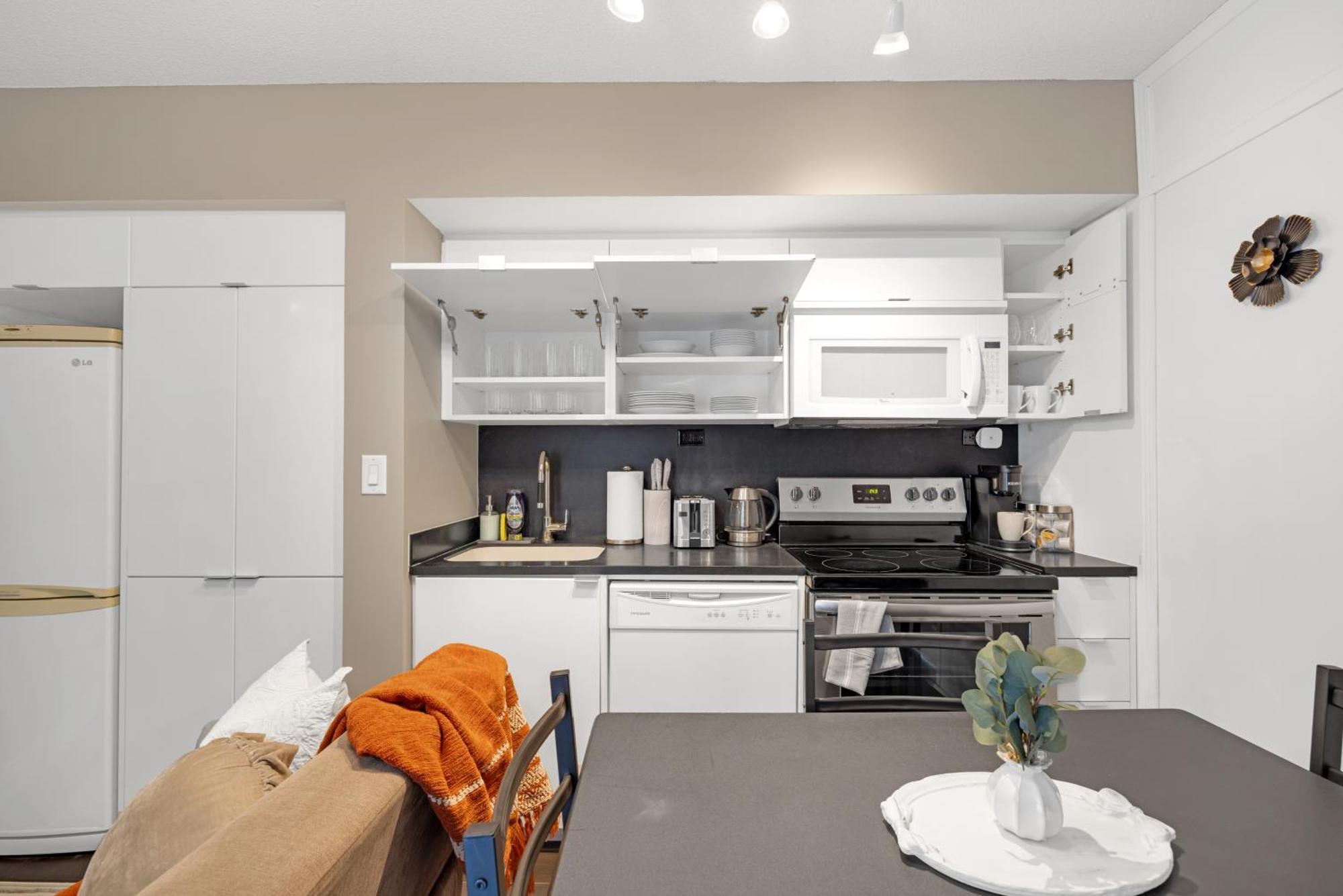 Great Location Near Rogers Centre & Parking Toronto