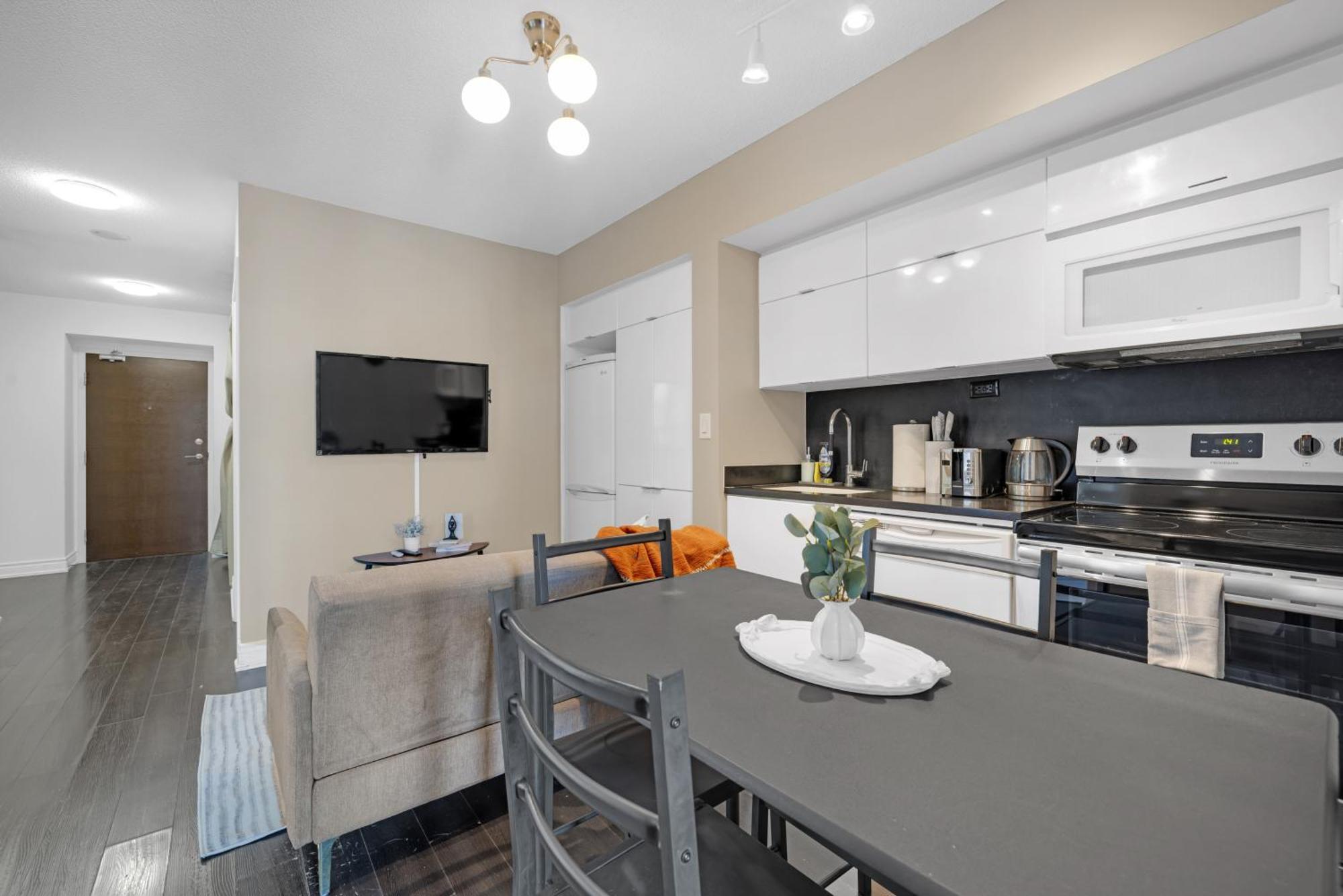 Apartment Great Location Near Rogers Centre & Parking *