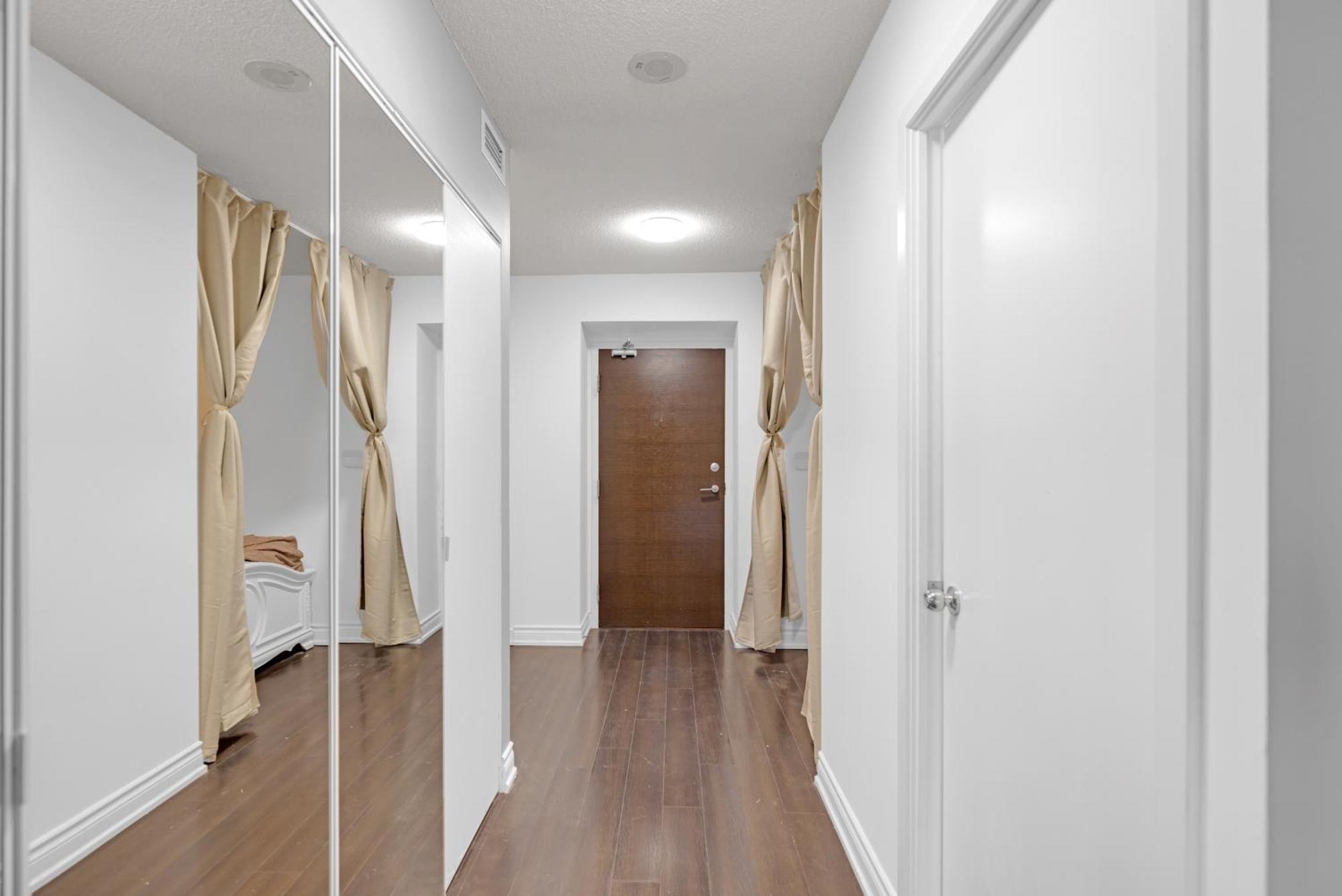 Great Location Near Rogers Centre & Parking Apartment Toronto