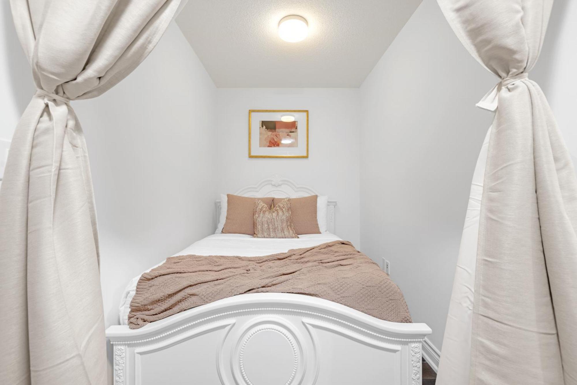 Great Location Near Rogers Centre & Parking Toronto