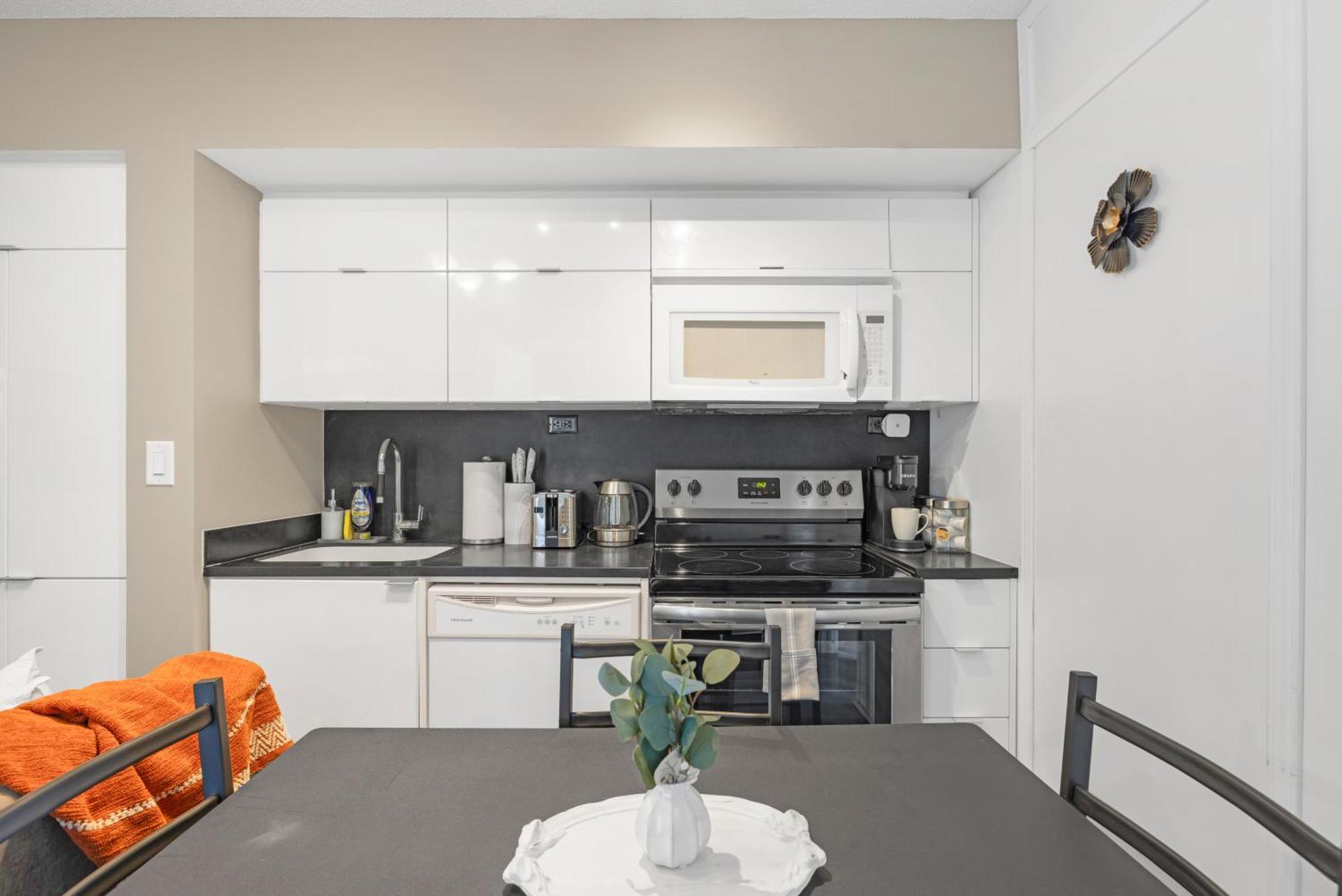 Great Location Near Rogers Centre & Parking Apartment