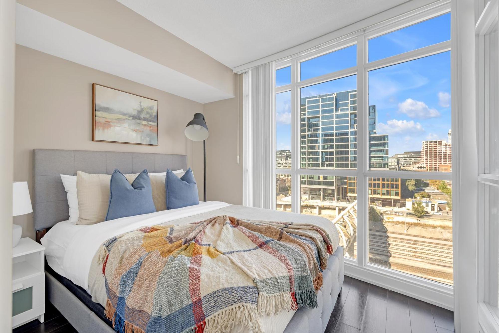 Great Location Near Rogers Centre & Parking Apartment *