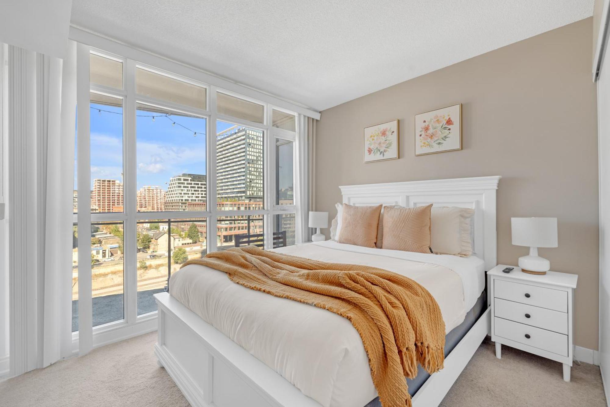 Great Location Near Rogers Centre & Parking Apartment