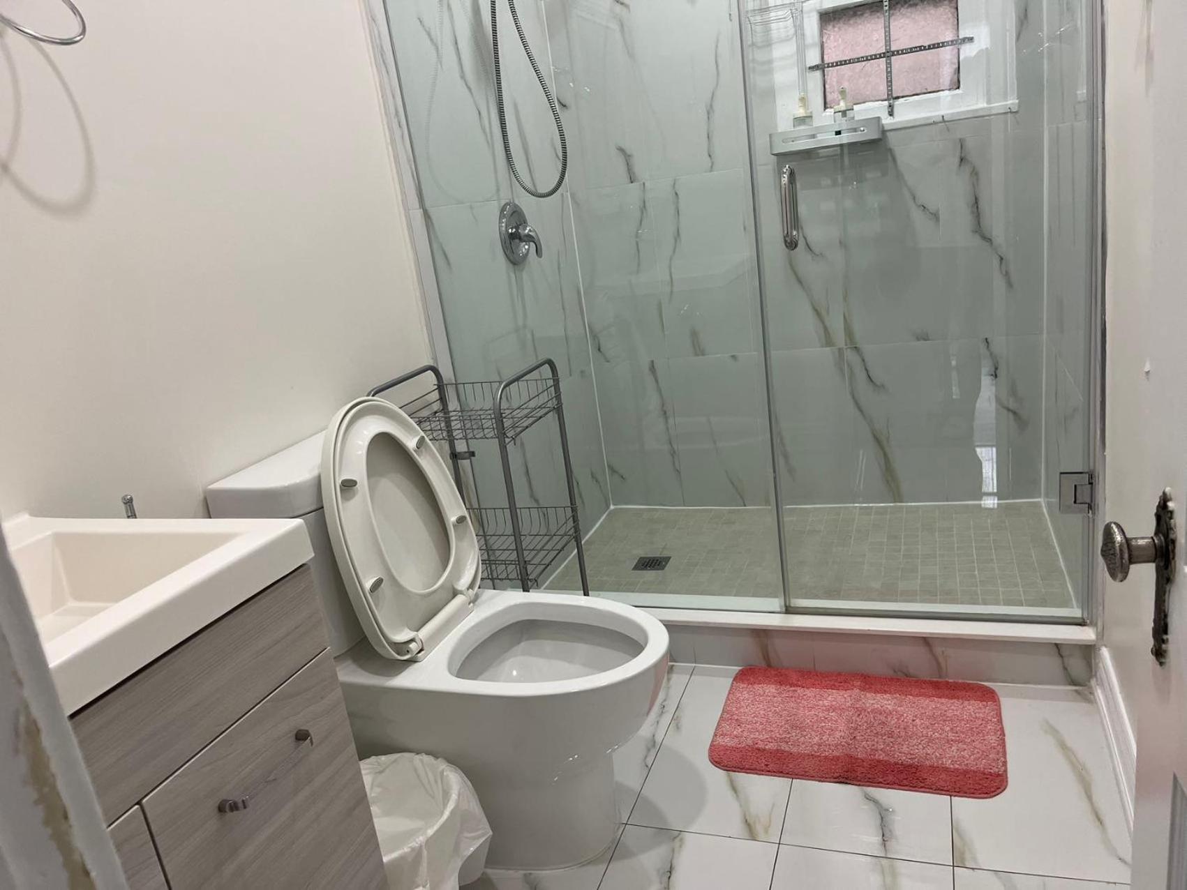 Spacious Urban Retreat Queen Bed & Sofa Bed Near Finch Subway Sleeps 4