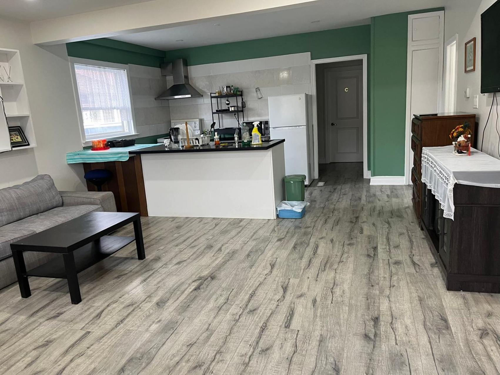 Spacious Urban Retreat Queen Bed & Sofa Bed Near Finch Subway Sleeps 4 Guest house *