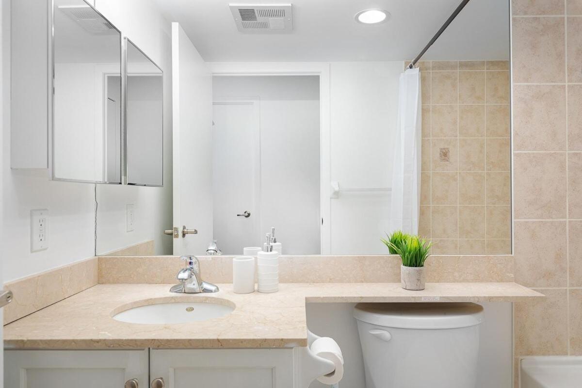 By Yonge Dundas Square Commuters Paradise Apartment