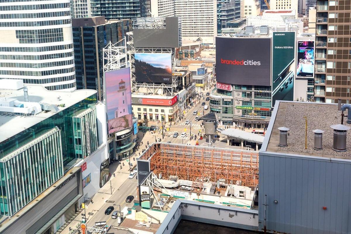 Apartment By Yonge Dundas Square Commuters Paradise