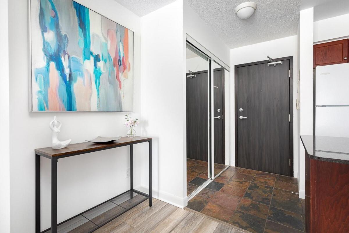By Yonge Dundas Square Commuters Paradise Apartment *