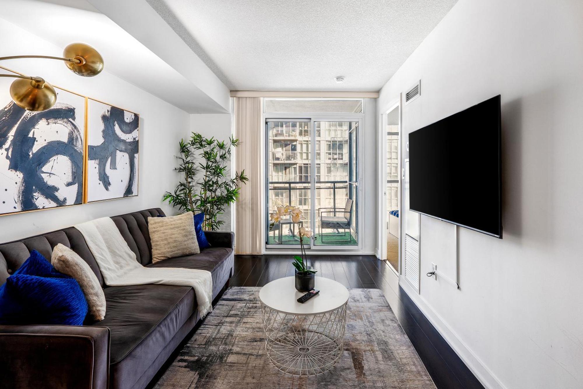 Exquisite By Cn Tower With Parking Apartment