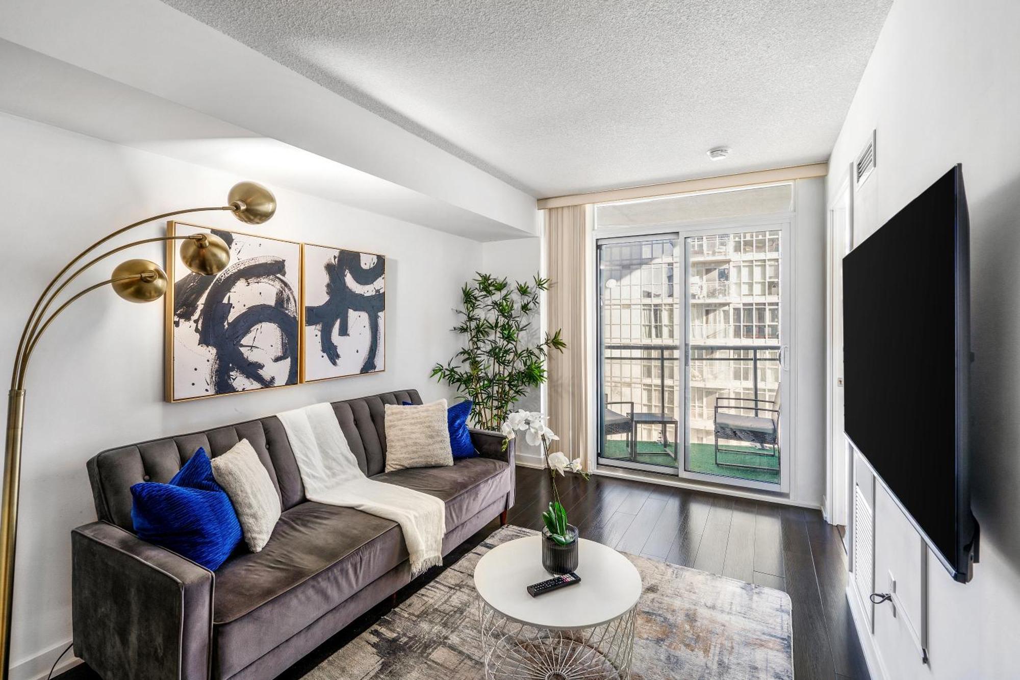 Exquisite By Cn Tower With Parking Apartment