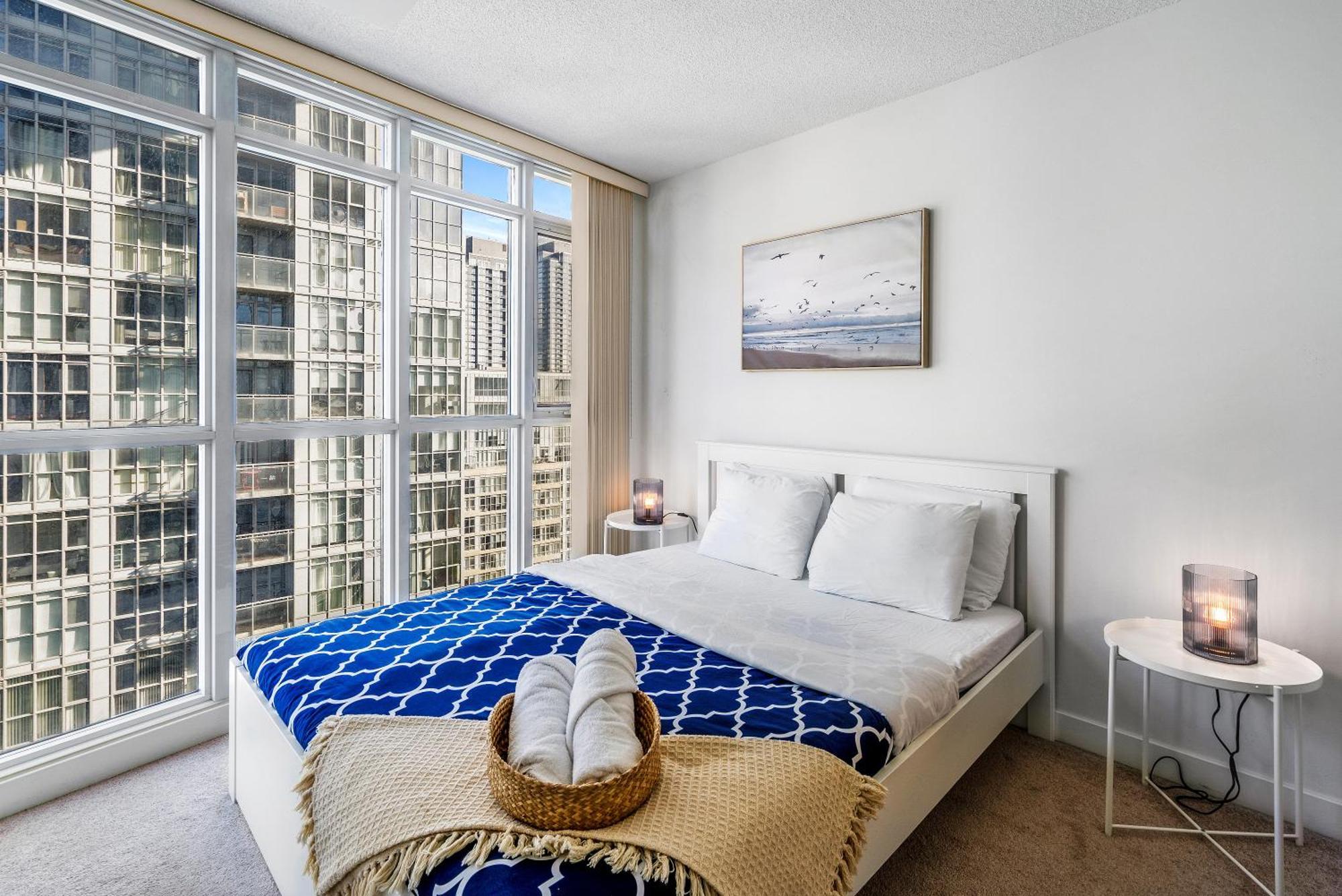 Exquisite By Cn Tower With Parking Apartment *