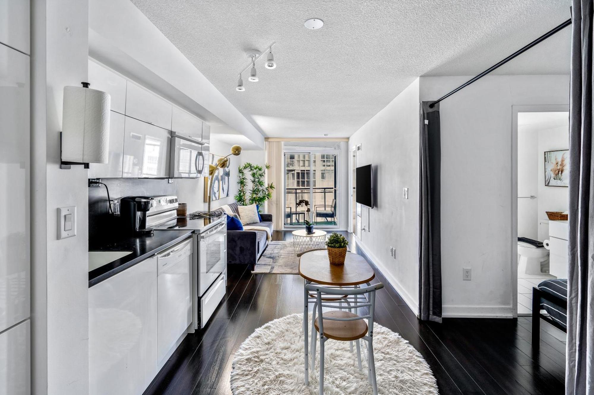 Exquisite By Cn Tower With Parking Apartment Toronto