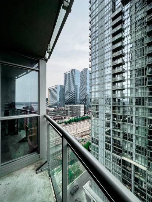 Lakeview 2 Beds Cn Tower Free Parking * Toronto