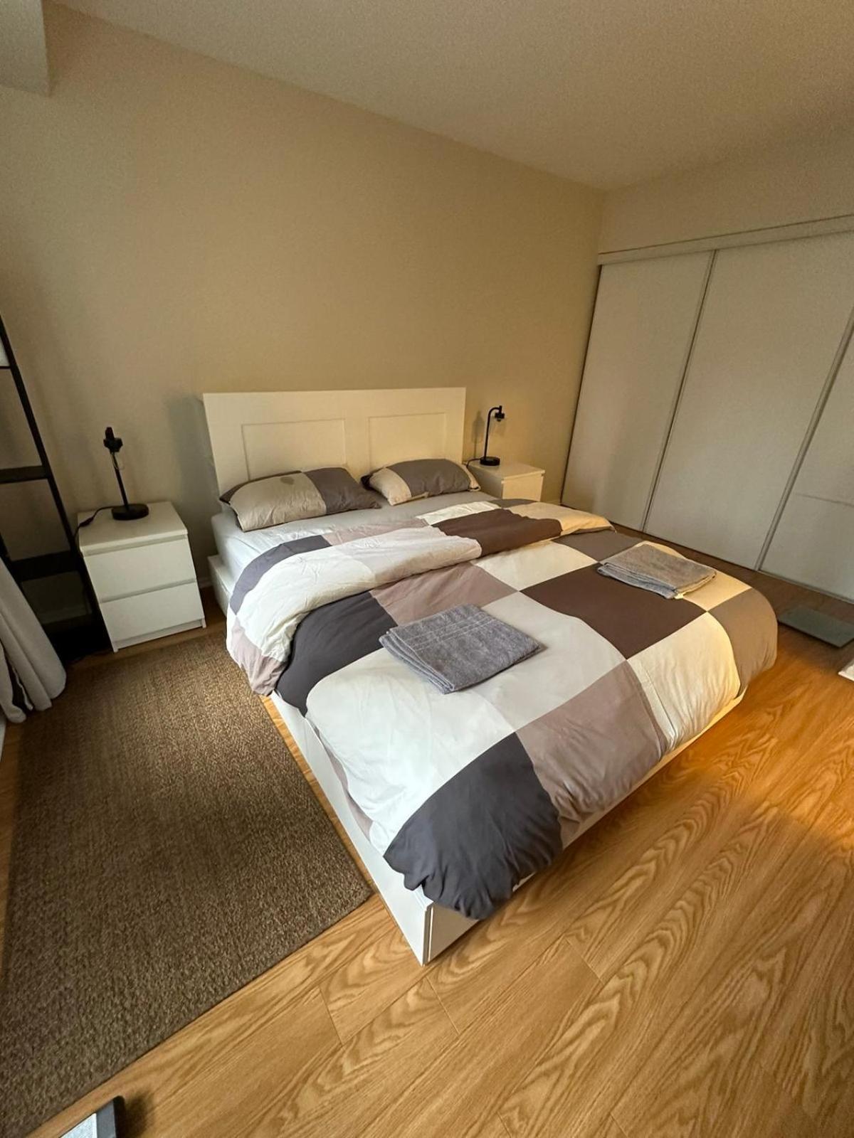 Location In Downtown- Walking To Eaton Centre, Nathan Phillips Square, Yonge-dundas, Ikea,transit * Toronto