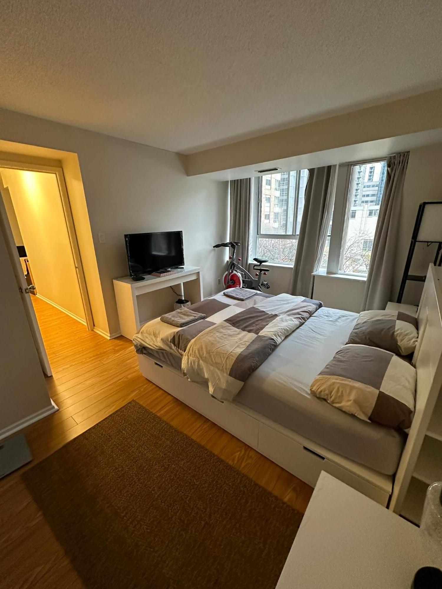 Apartment Location In Downtown- Walking To Eaton Centre, Nathan Phillips Square, Yonge-dundas, Ikea,transit Toronto