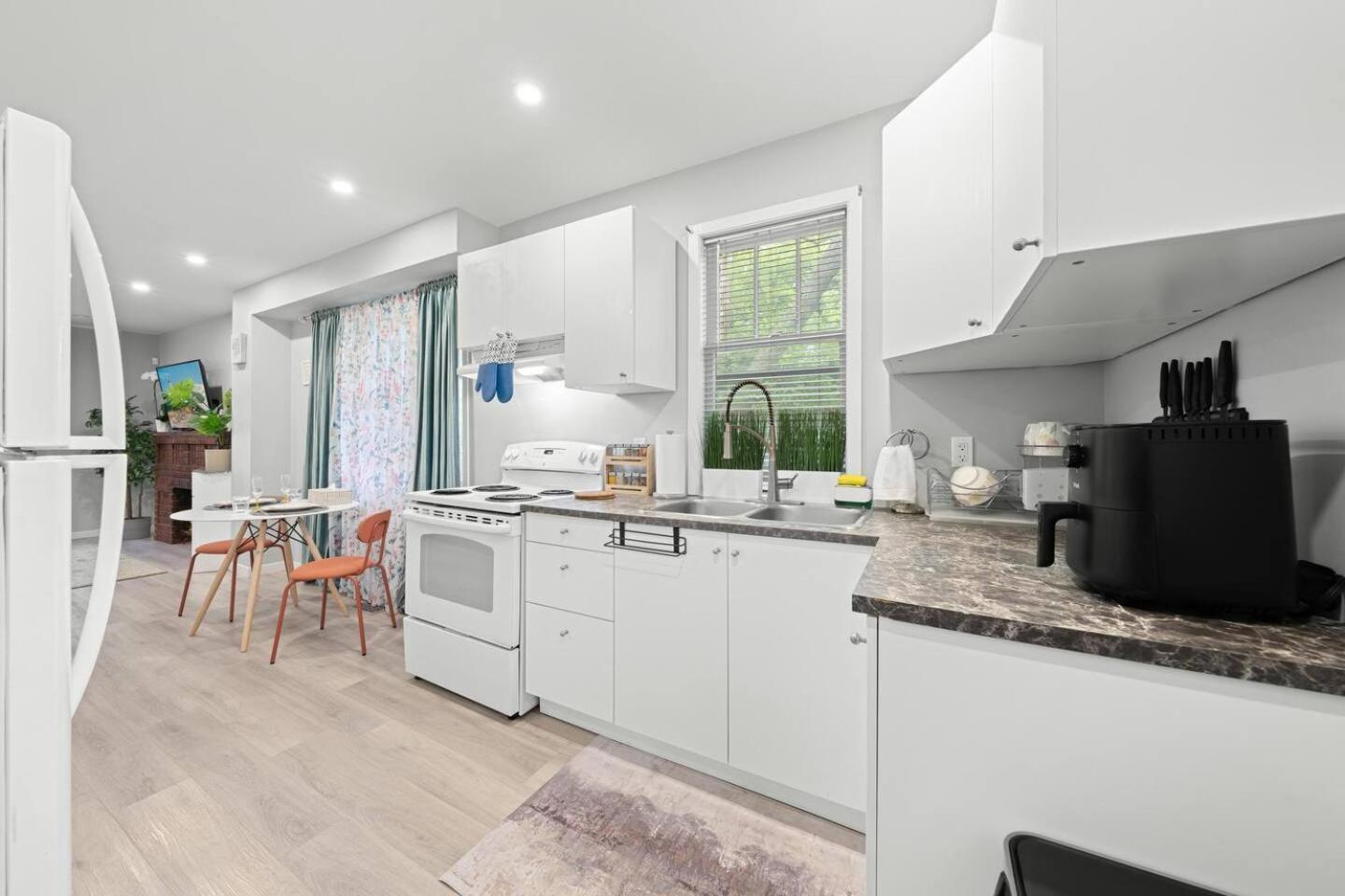 Private Cozy With Free Parking * Toronto