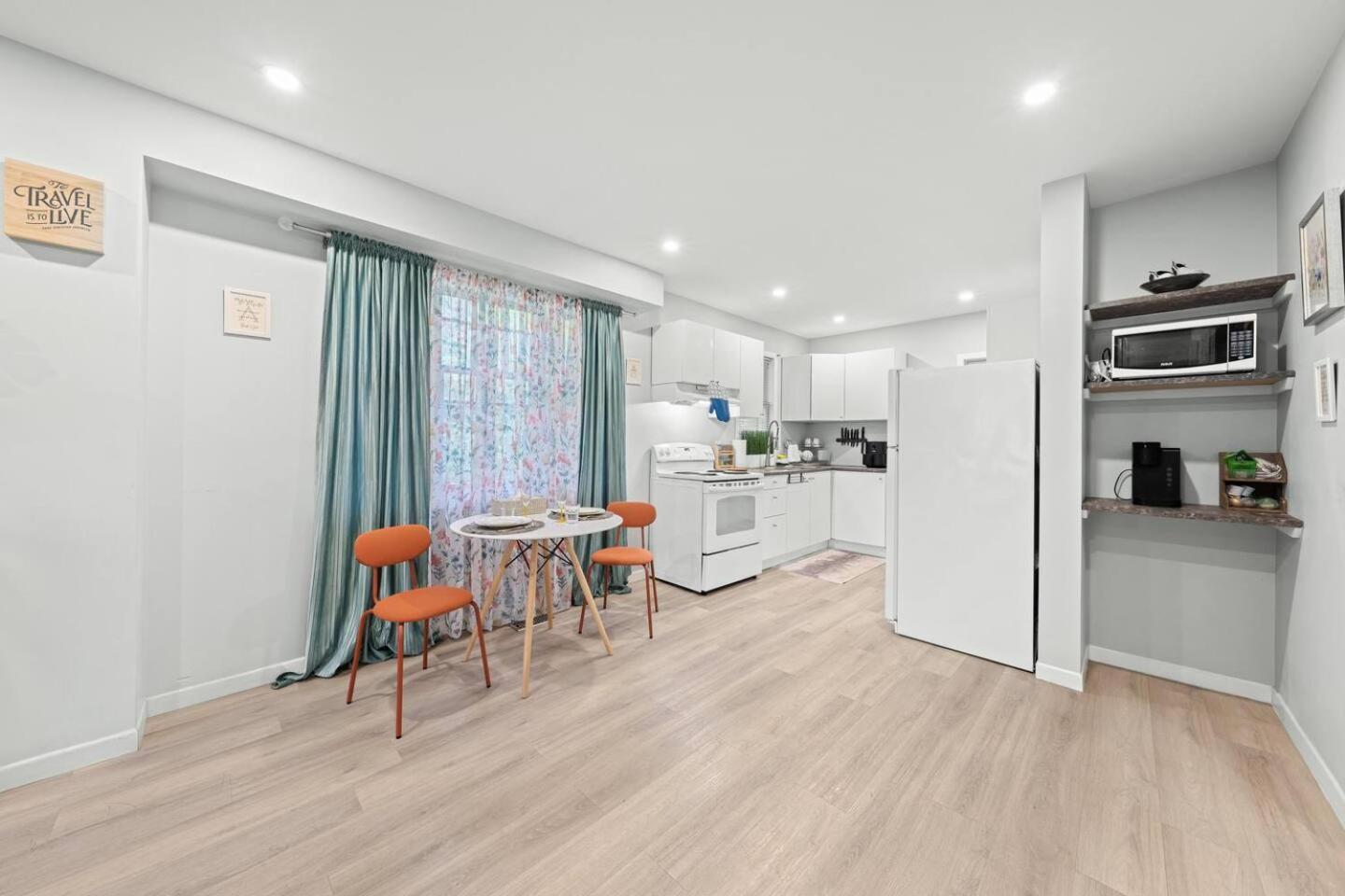 Private Cozy With Free Parking Guest house Toronto