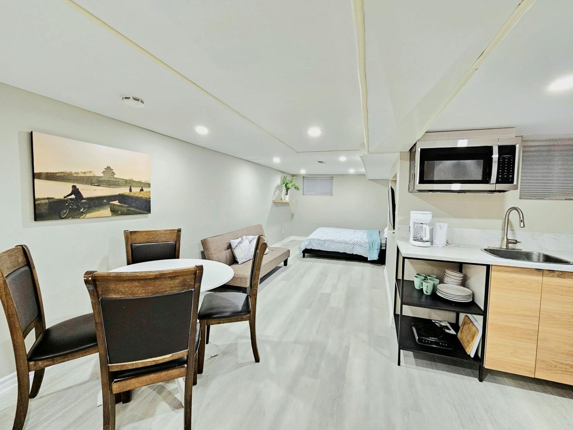 Downtown - Trinity Bellwood Park Apartment Toronto