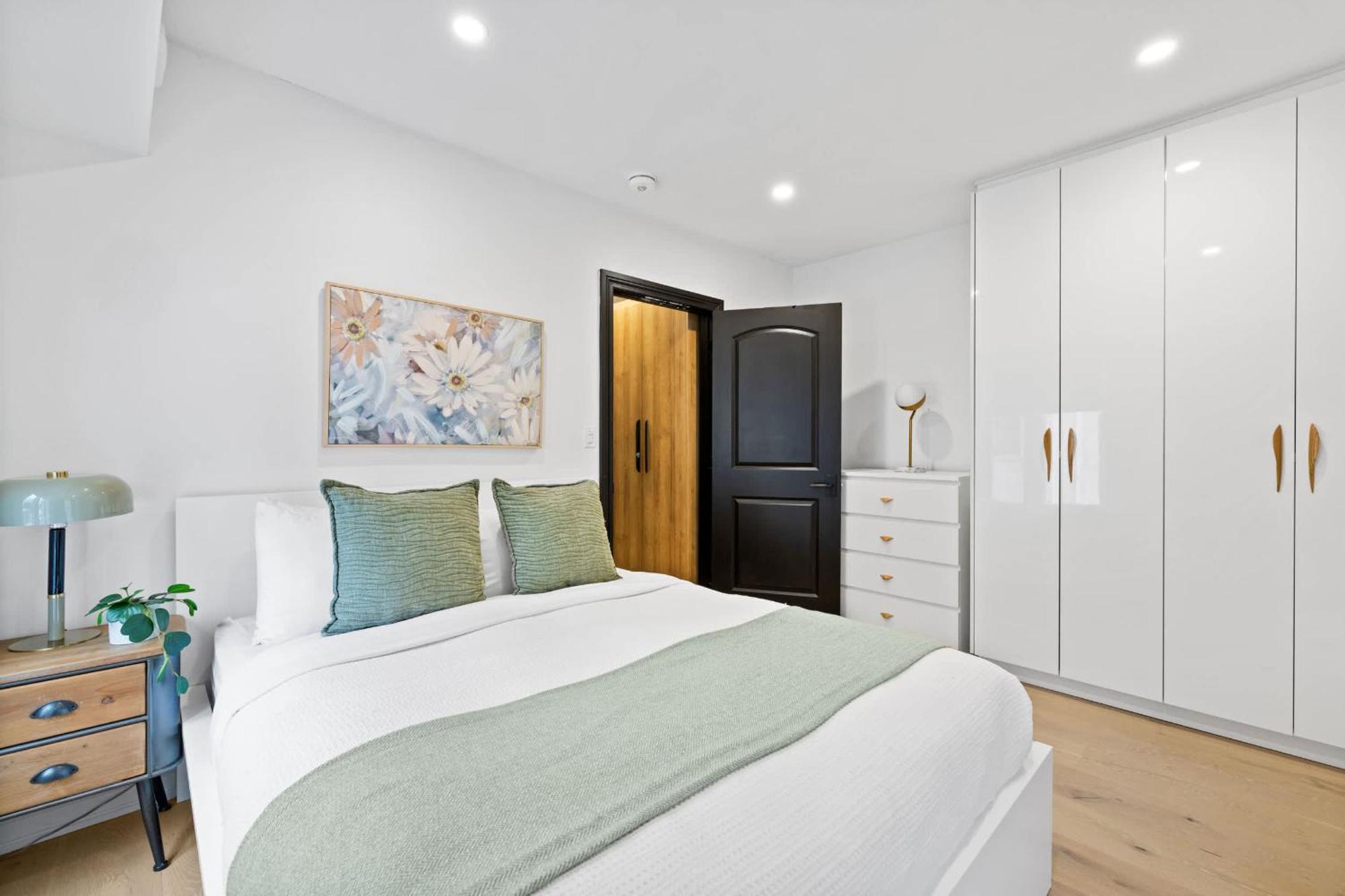 Apartment Trendy Parkdale 1-bedroom Getaway W Free Parking *