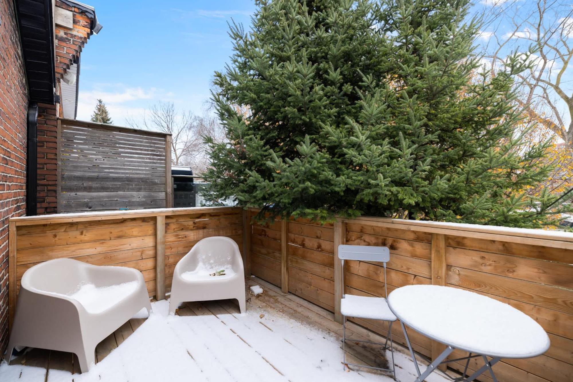 Trendy Parkdale 1-bedroom Getaway W Free Parking Apartment *