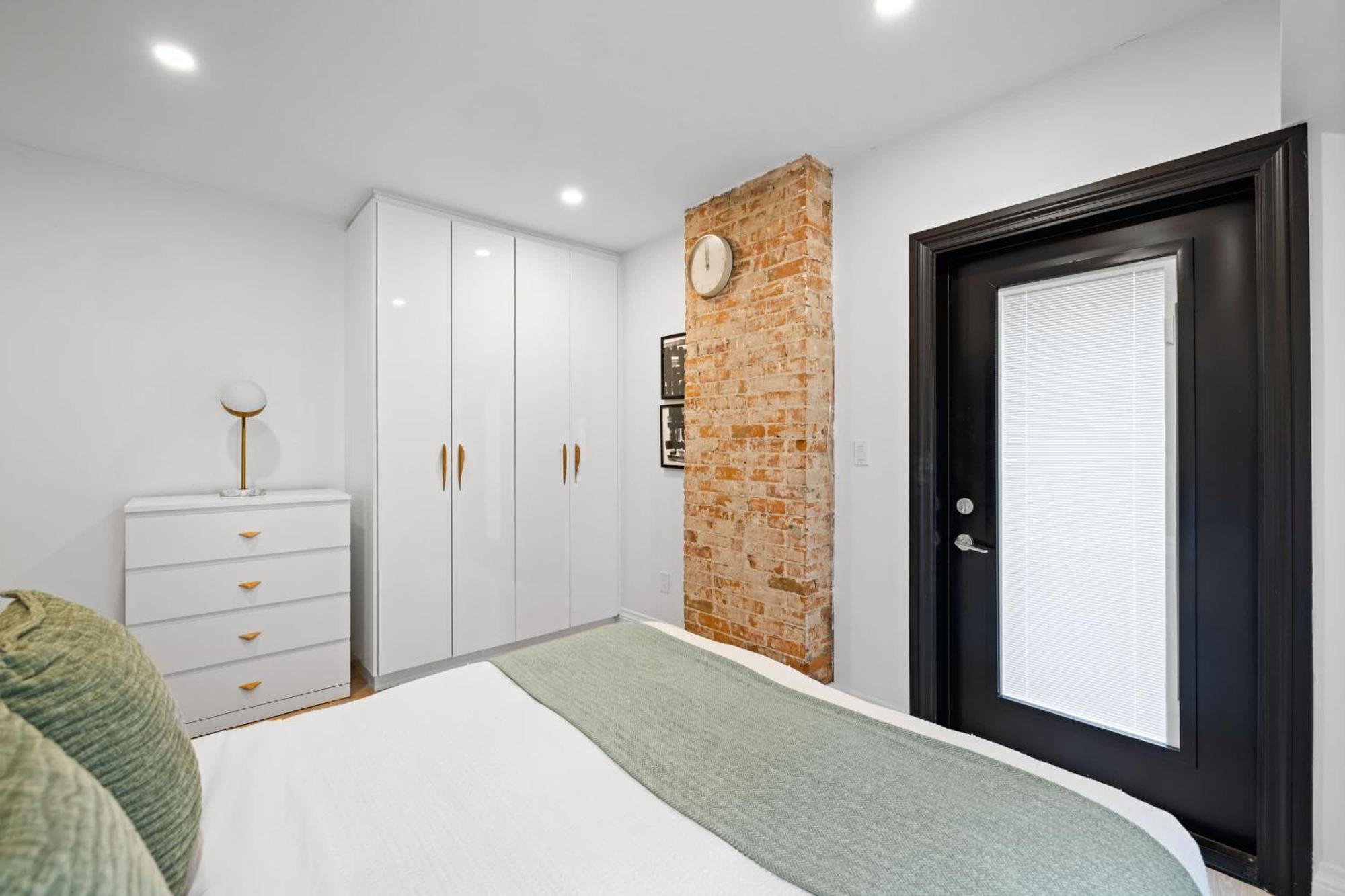 Apartment Trendy Parkdale 1-bedroom Getaway W Free Parking Toronto
