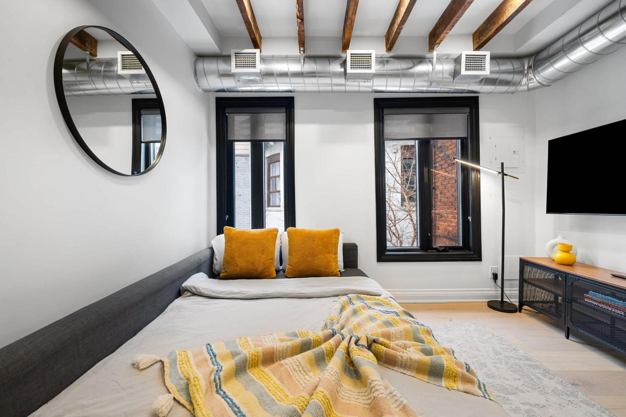 Trendy Parkdale 1-bedroom Getaway W Free Parking *