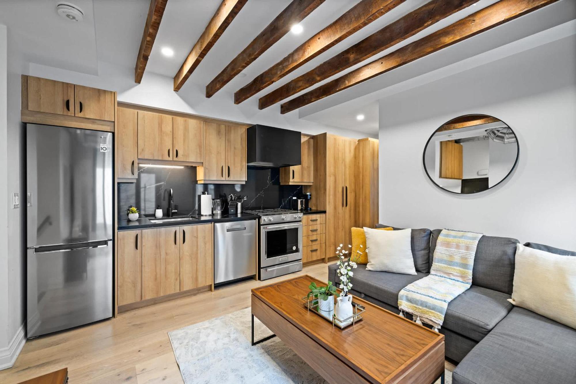 Trendy Parkdale 1-bedroom Getaway W Free Parking Apartment