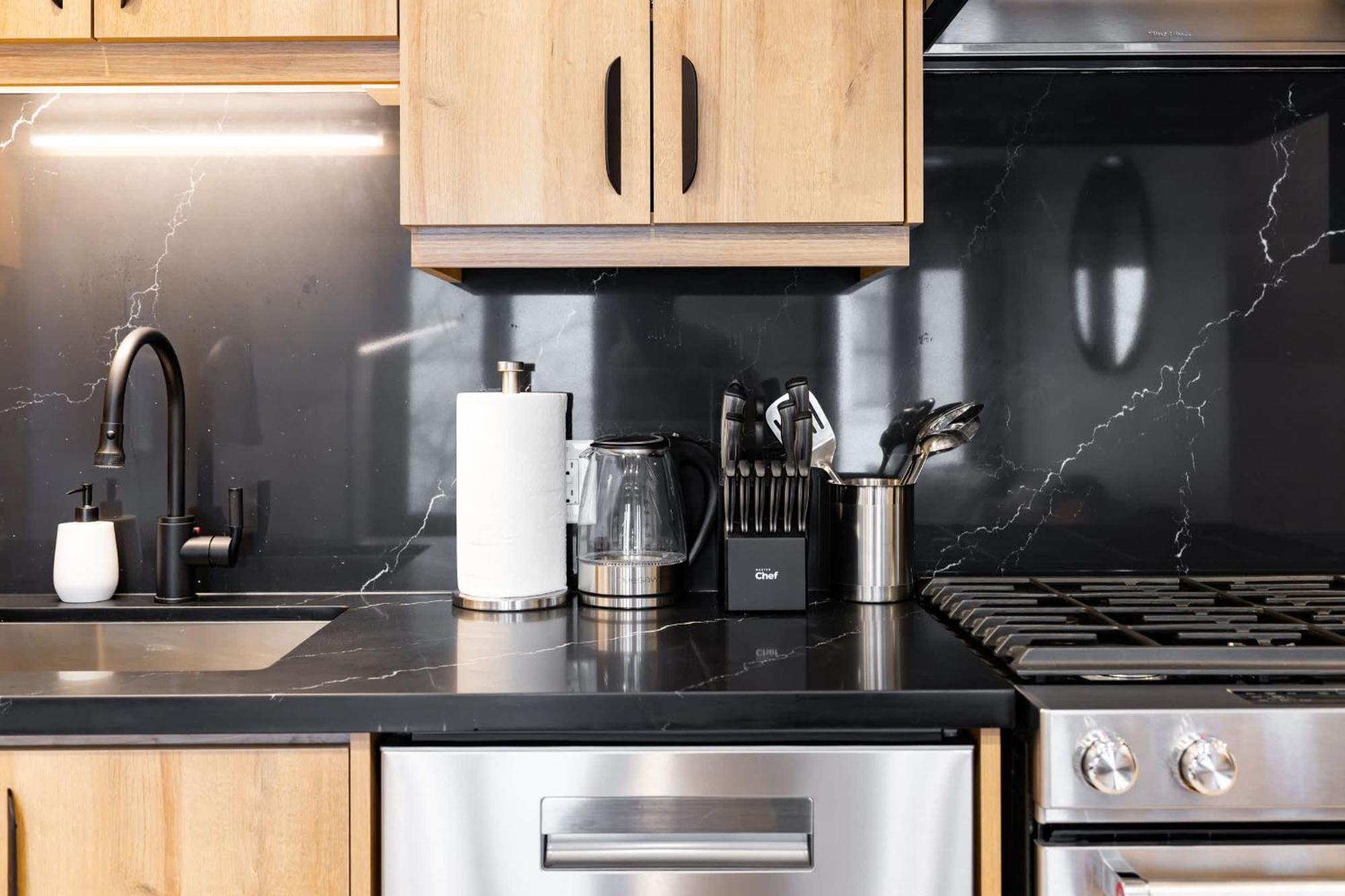 Apartment Trendy Parkdale 1-bedroom Getaway W Free Parking