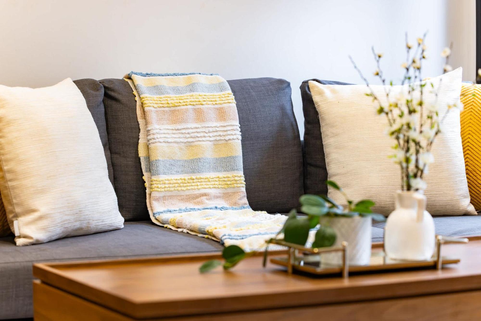 Trendy Parkdale 1-bedroom Getaway W Free Parking Apartment *