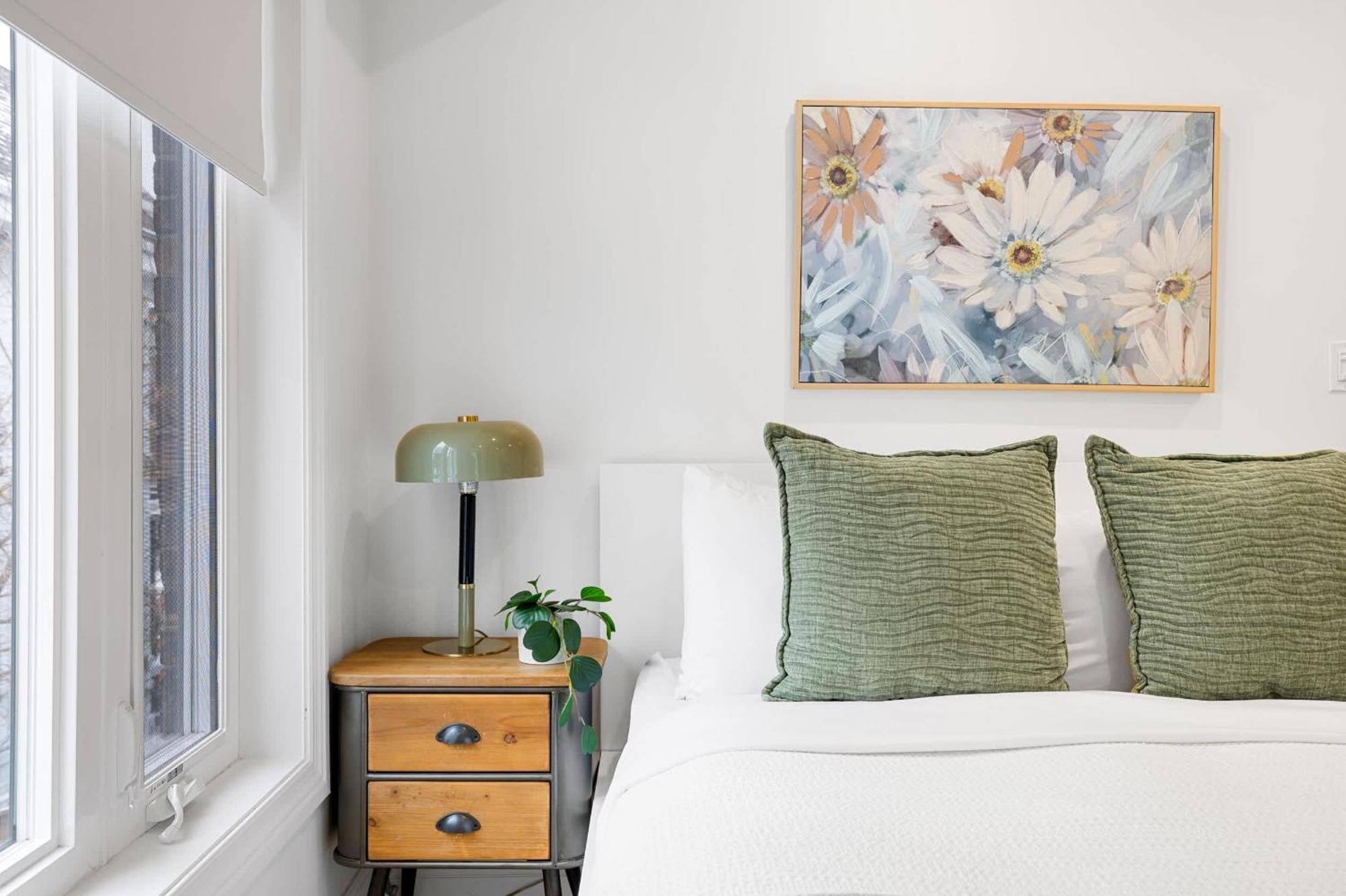 Trendy Parkdale 1-bedroom Getaway W Free Parking *