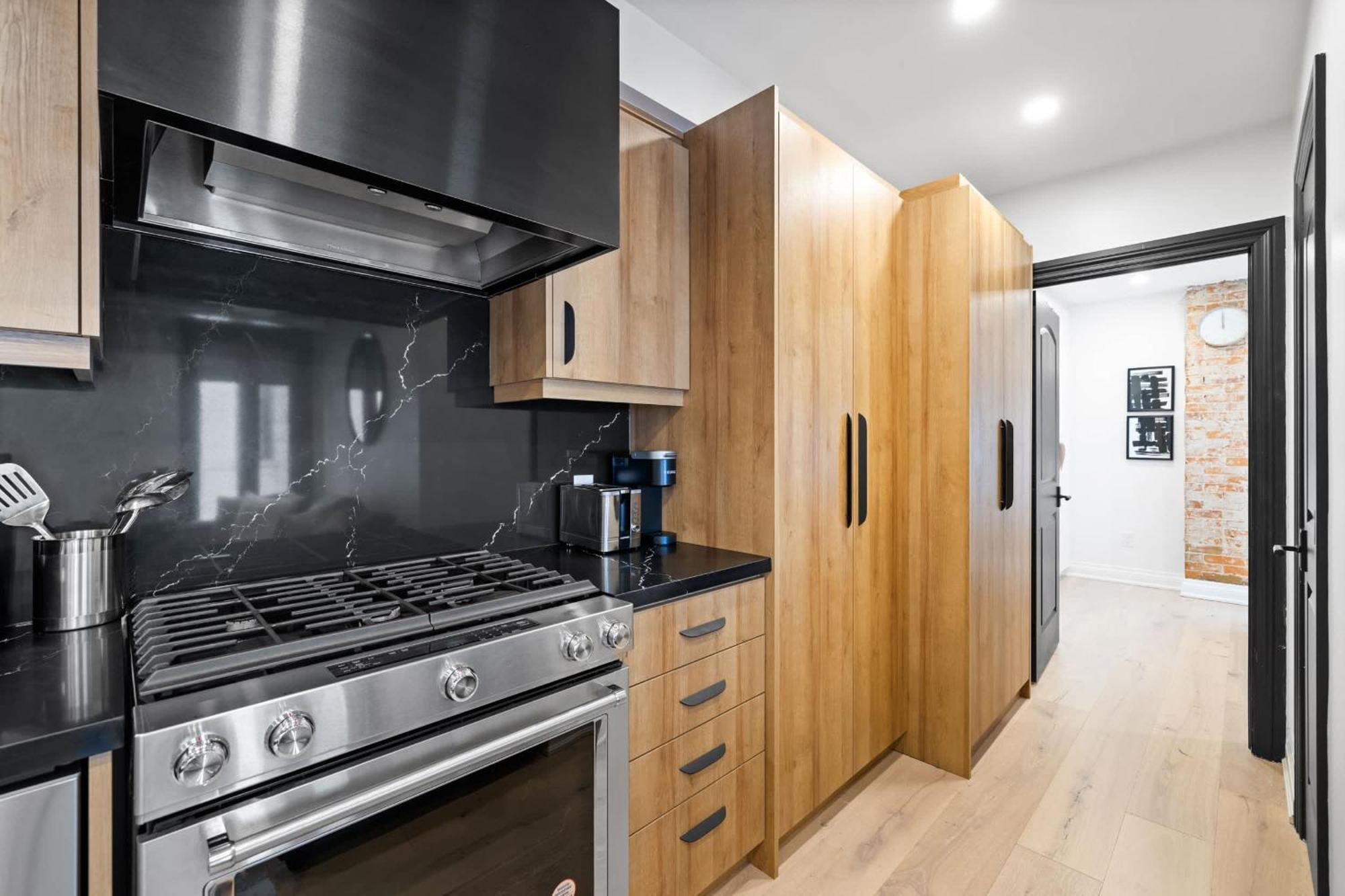 Trendy Parkdale 1-bedroom Getaway W Free Parking Apartment Toronto