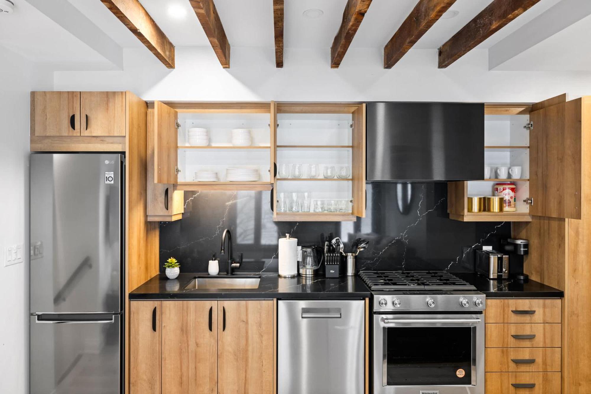 Apartment Trendy Parkdale 1-bedroom Getaway W Free Parking Toronto
